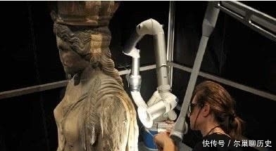 专家在修补文物之前,首先要清洗,可是清洗的难度很大