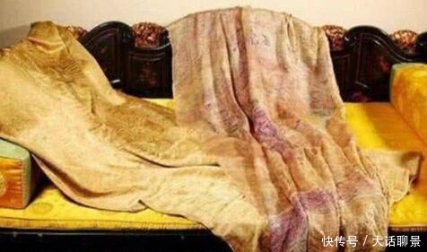 盗墓头子洗劫皇墓,留下一条裹尸被,在2008年卖出近2亿