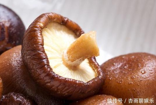 买香菇时,别只会挑个头大的,学会3个小技巧,保证新鲜又好吃