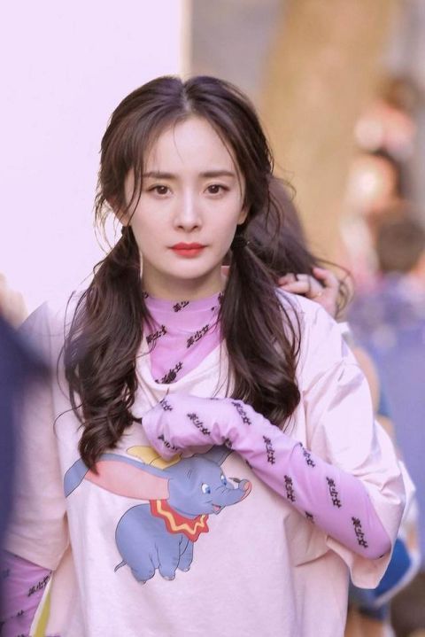 天生带妆脸的女生,脸上都有这4个特征,素颜就像化了妆一样