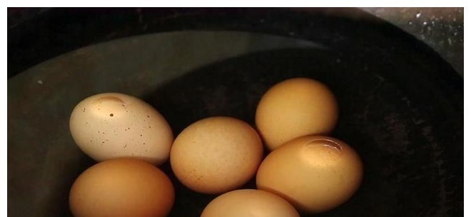 煮鸡蛋时,不要直接下锅,牢记这2点,鸡蛋嫩滑还不粘壳