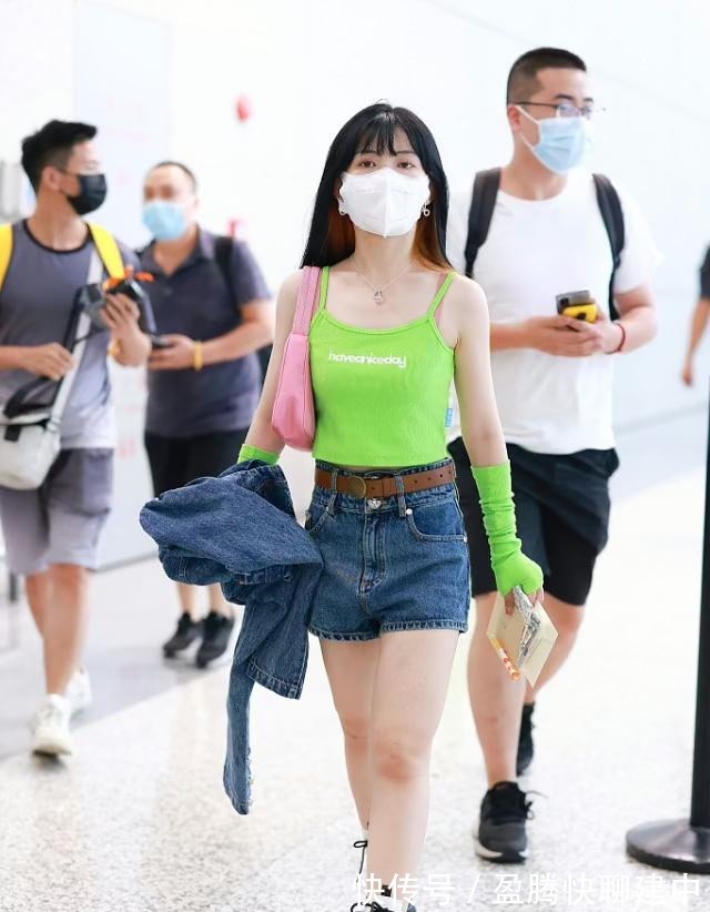 背带裙|赖美云还挺会穿,绿吊带配“洗碗手套”走机场,色彩就赚足了风头