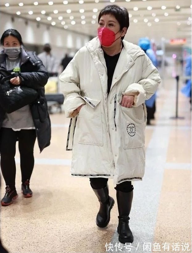 绗缝|向太胖得坦荡,穿羽绒服配小脚裤显富态,胖阿姨学她这样穿挺时髦