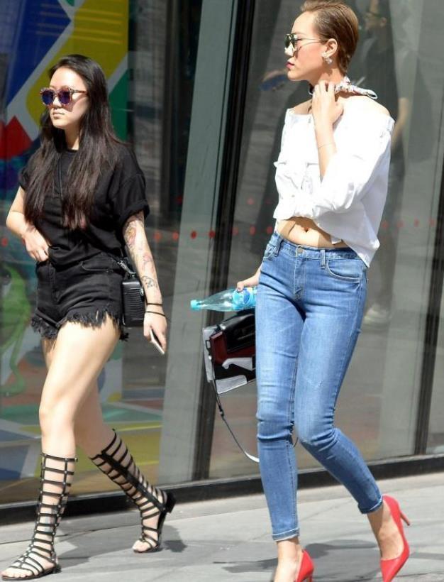 简洁|街拍小姐姐黑白横条纹的裙子搭配,简洁素雅还让身材更匀称