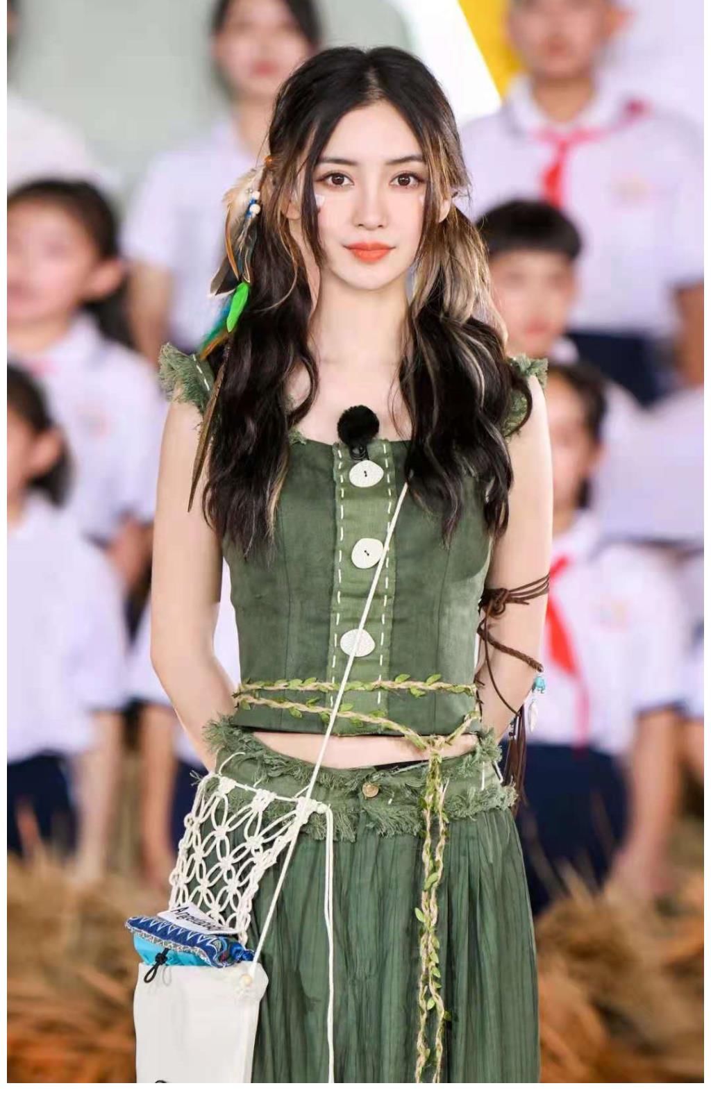 杨颖|杨颖晒《奔跑吧》剧照,打底裤颜色清晰可见,网友:太粗心了吧