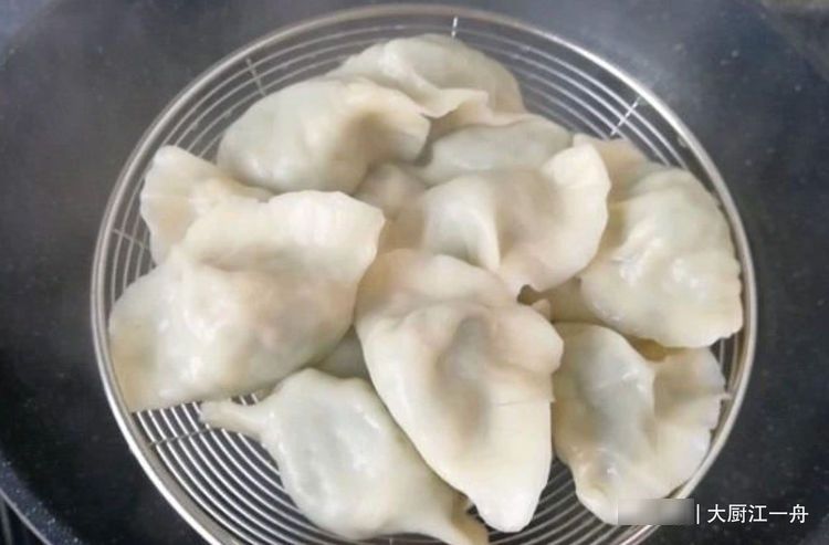 饺子|三伏天包饺子，白菜韭菜靠边站，我家就爱吃这馅，鲜嫩又多汁