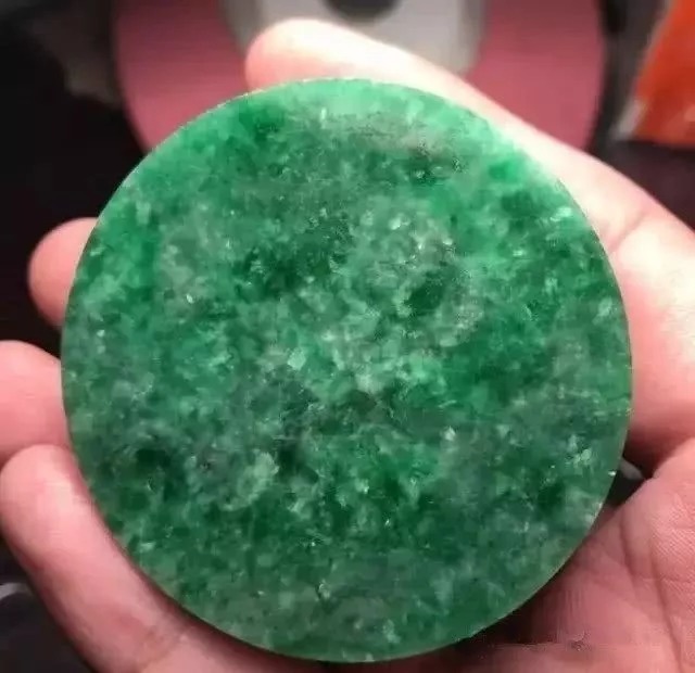 抛光!差点没人要的手镯芯,摇身一变满绿翡翠挂件,出价50000都不卖!