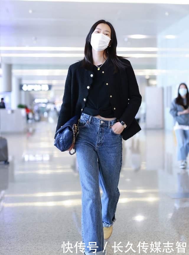 白裤|大表姐刘雯真有范,穿撞色棉衣配小白裤时髦干练,机场也能当秀场
