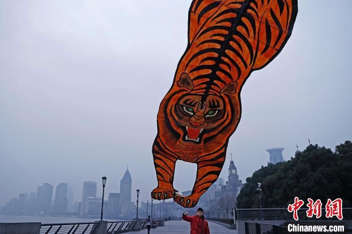 合影留念$民众在上海外滩迎2022年春节