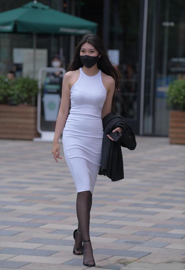 高级感 简单搭配的打底裤展现女人时尚气场,清爽优雅一步到位,活力十足