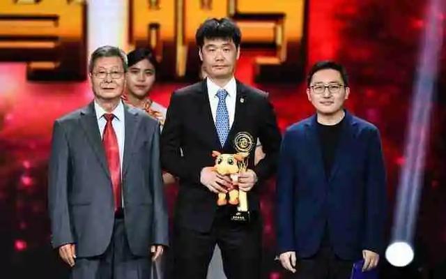 东方体育日报|恭喜李霄鹏!出征世预赛收喜讯,国足双杀越南队添重要保障