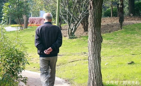 为什么人年纪大了就容易骨折？补充哪些营养，有助养骨？