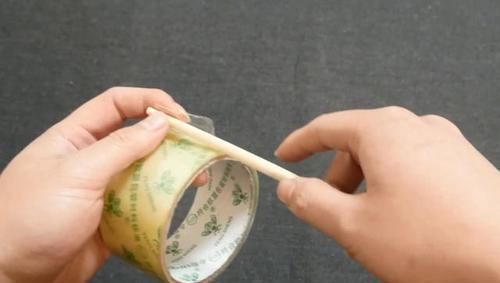 解决|赶紧在筷子上粘透明胶带,后悔现在才知道,解决了家里的大烦恼