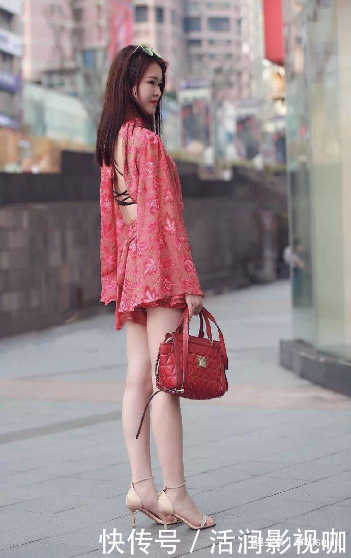 美女脚上搭配一双黑色的尖头高跟鞋,还能彰显出时尚的摩登魅力