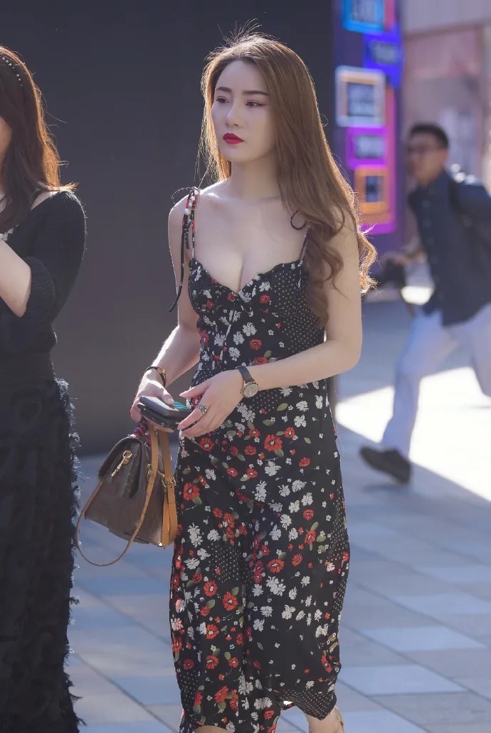 长得很美很动人的性感美女，令人眼前一亮