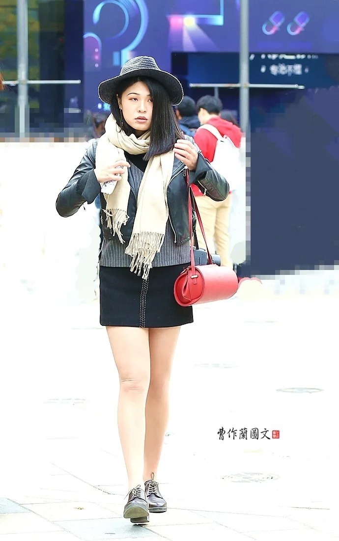 街拍:冬天大街上不怕冷的肉丝美女