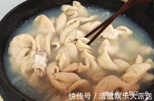 清洗大肠，有人加盐有人用碱大厨都不对，难怪大肠洗不净