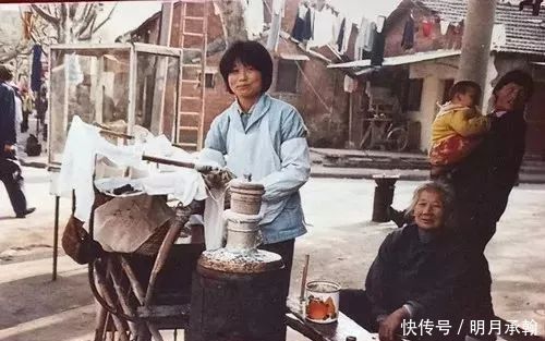 阿姨开了间早餐铺,一早就排起长队,10元吃到饱,一卖就是40年