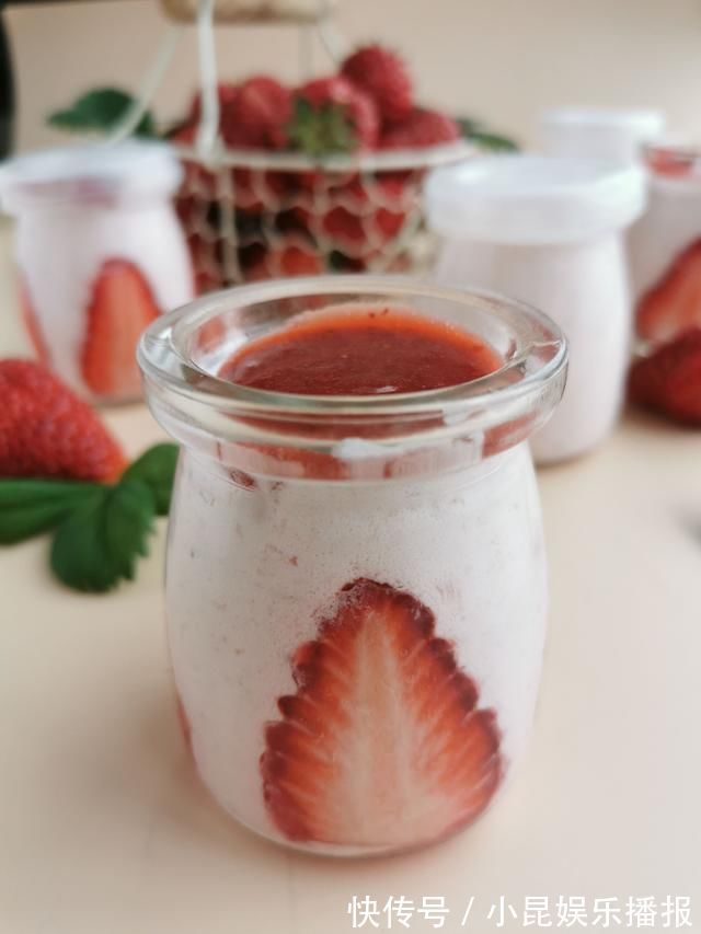 孩子在家吵着吃蛋糕,无奈之下自己动手给孩子做,孩子吃了一半