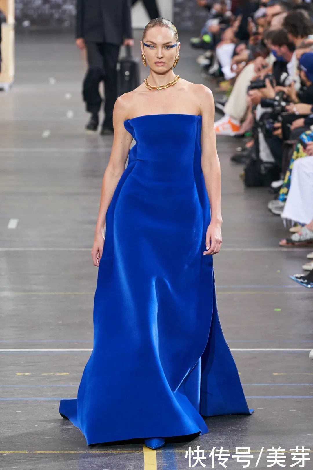 克莱因蓝|“克莱因蓝”太太太火了！这么穿才显白