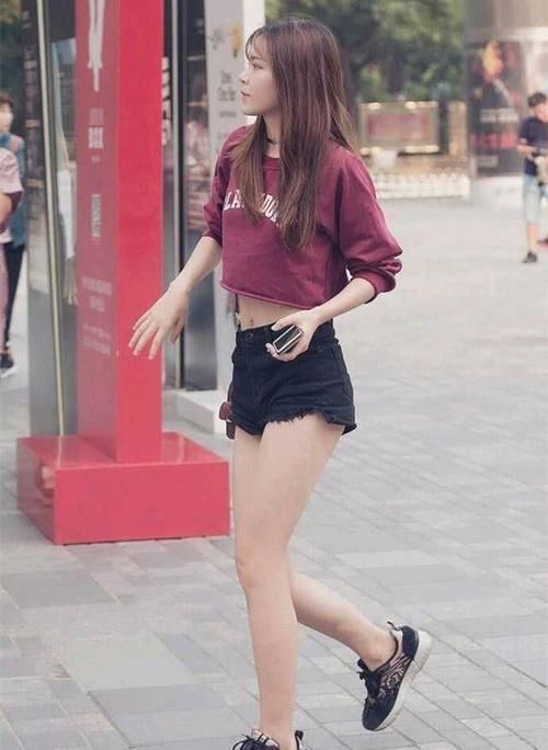 露脐长袖+牛仔短裤，让街头美女更惊艳，性感又高雅