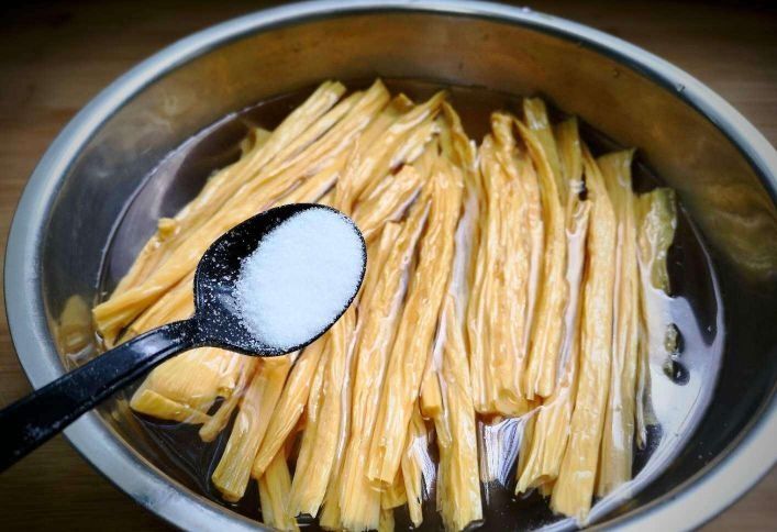 泡发腐竹最忌直接用水泡，厨师教你1招，快速泡开，不夹生还筋道