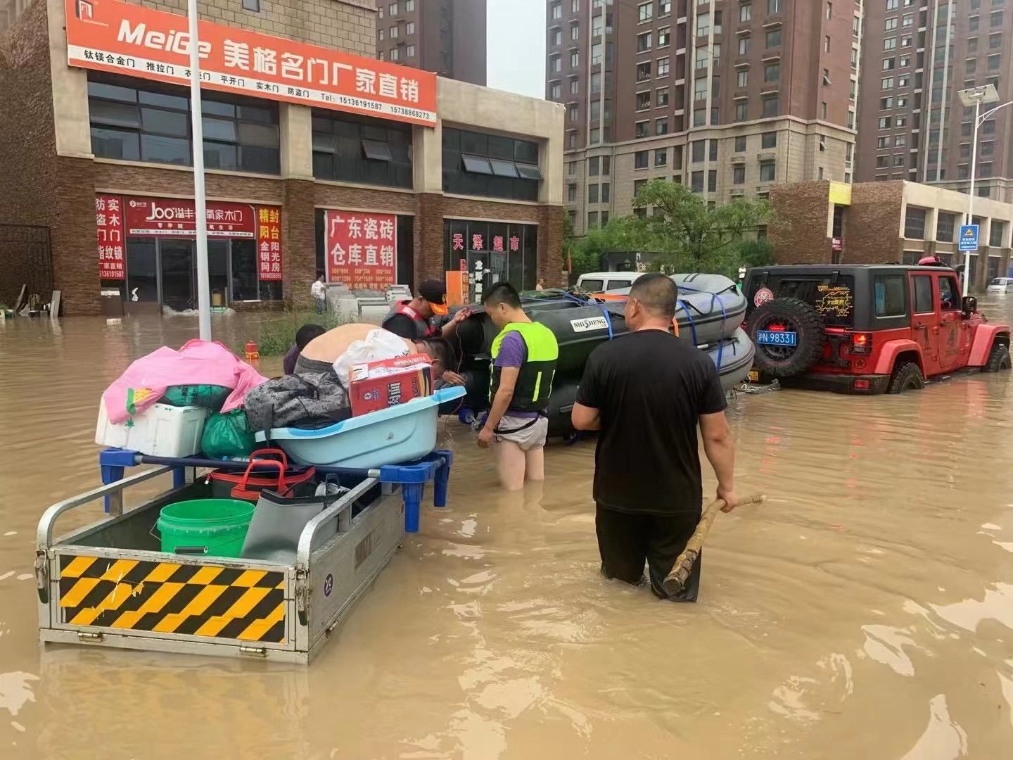 救援|河南挺住，上海救援队昼夜鏖战开展救援，报名时，队员们说“我也是一名党员”