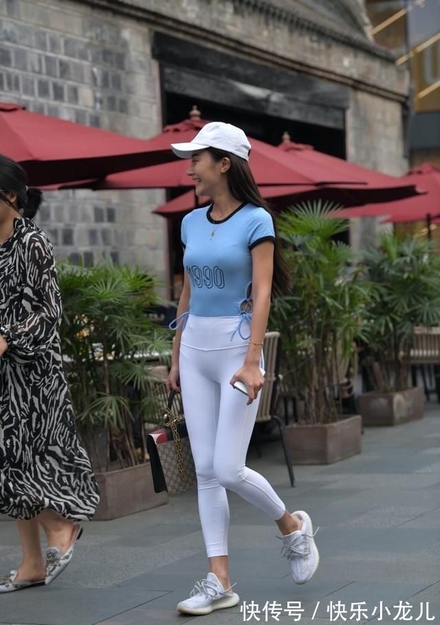 小姐姐 浅蓝色加白色的搭配,瑜伽裤看起来运动感满满,不失青春靓丽