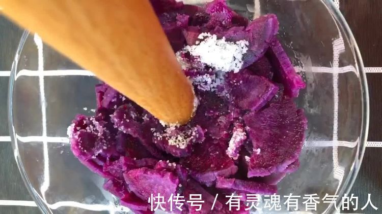 水晶紫薯卷，晶莹剔透软糯香甜不“粘牙”，没牙的老人特喜欢吃！