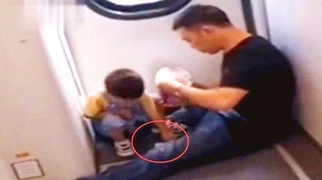 父母|3岁男孩火车上喊饿,宝爸超素质行为让乘客夸赞这才是高级炫富