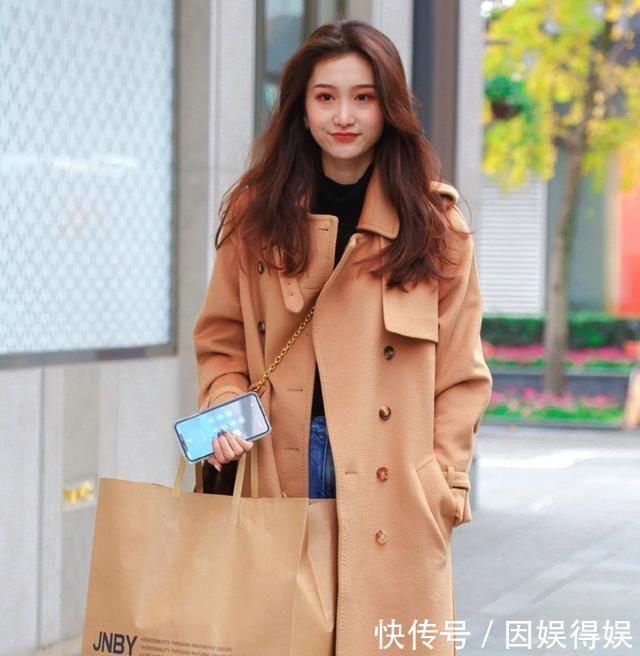 街拍小姐姐穿着黑色网纱的仙女裙,太有感染力了