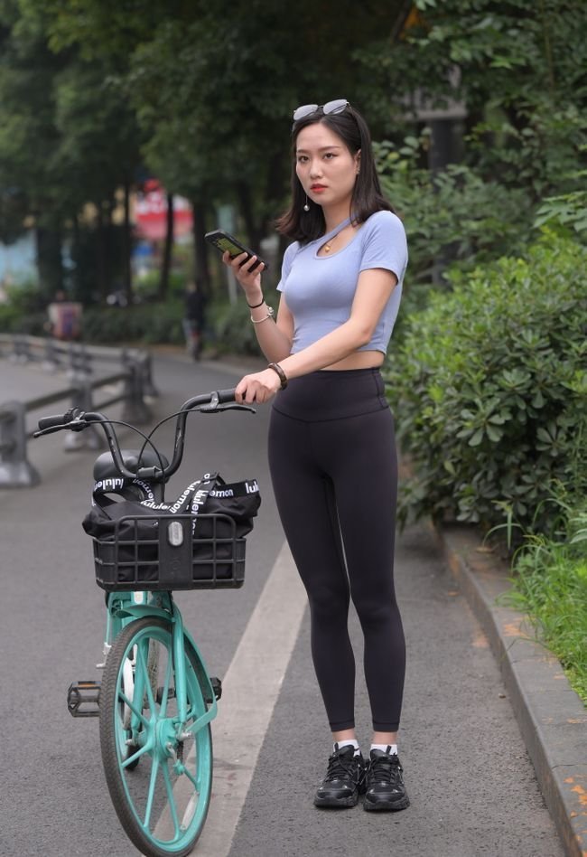 穿搭|好看又舒适的运动风,选择鲨鱼裤,轻松解决穿搭问题