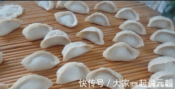 煮饺子,最忌开水下锅,大厨多加这一步,饺子鲜嫩多汁不破皮