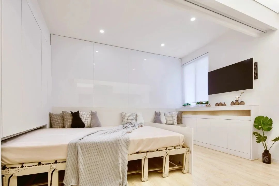 电动床|60㎡简约风小户型，客厅藏张床打开秒变3居室，太机智了！