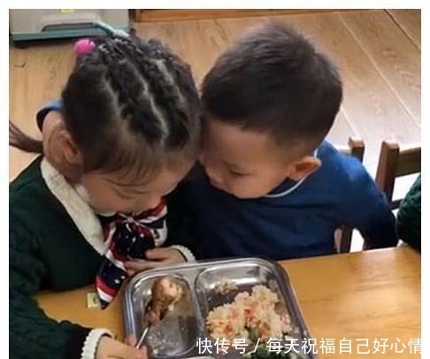 脑门|可爱,龙凤胎宝宝共吃一份饭,姐姐吹凉了喂弟弟,弟弟顶脑门感谢