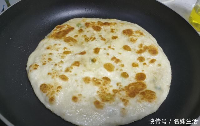 奶奶用了一辈子的烙饼做法，外焦里软，凉了不硬，比饭店卖的好吃