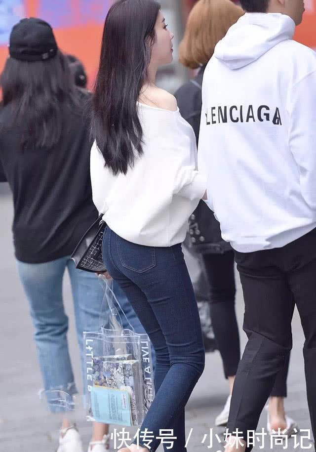 时尚穿搭:白色斜肩上衣搭配深色牛仔裤,时髦性感,清纯动人