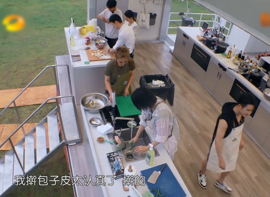 下期《中餐廳》未播先火，趙麗穎化身“趙小刀”，懟得黃曉明無(wú)言