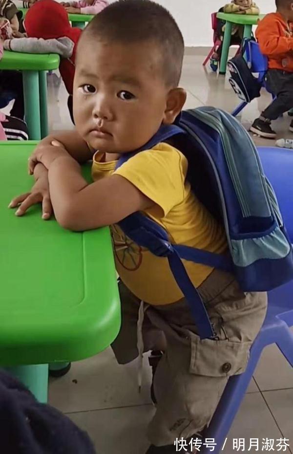 爱的代价|宝宝第一次上学,书包不离身,时刻准备回家,网友:这是要逃走吧