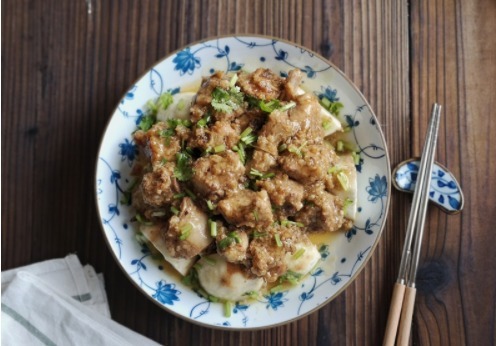 用它蒸排骨,比用土豆和红薯好吃,粉糯又开胃,每次都比肉先吃完