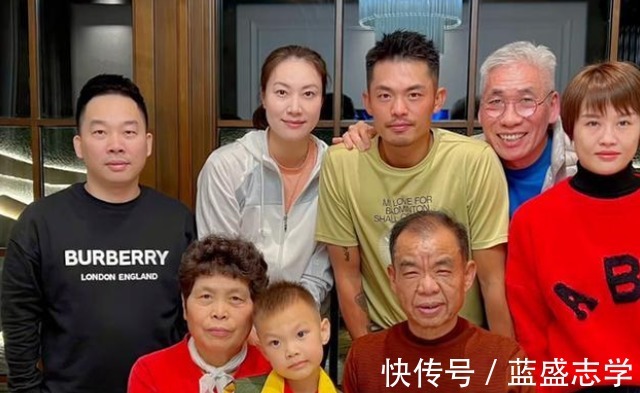 世界第一|林丹全家福!6岁儿子像妈妈,41岁总裁妻子,一把抱住林丹太甜蜜!