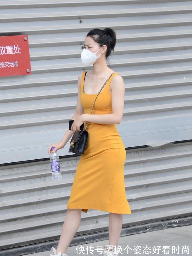 搭配 明黄色长裙搭配黑白鞋包,低调明亮,充满阳光与朝气的裙装穿搭!