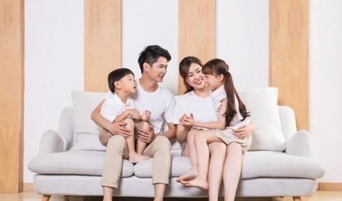 压岁钱|新年我给父母1万块,孩子收到压岁钱却大哭,我们没吃饭就走了