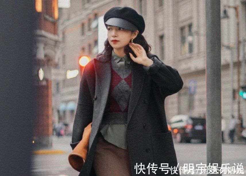 街拍 冬天别只知道羽绒服，穿大衣才高级更显气质，看看三木博主就知道