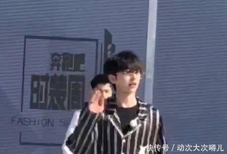 节目|邓超现身《奔跑吧8》，谁注意到他的出场方式忍不住回放好几次