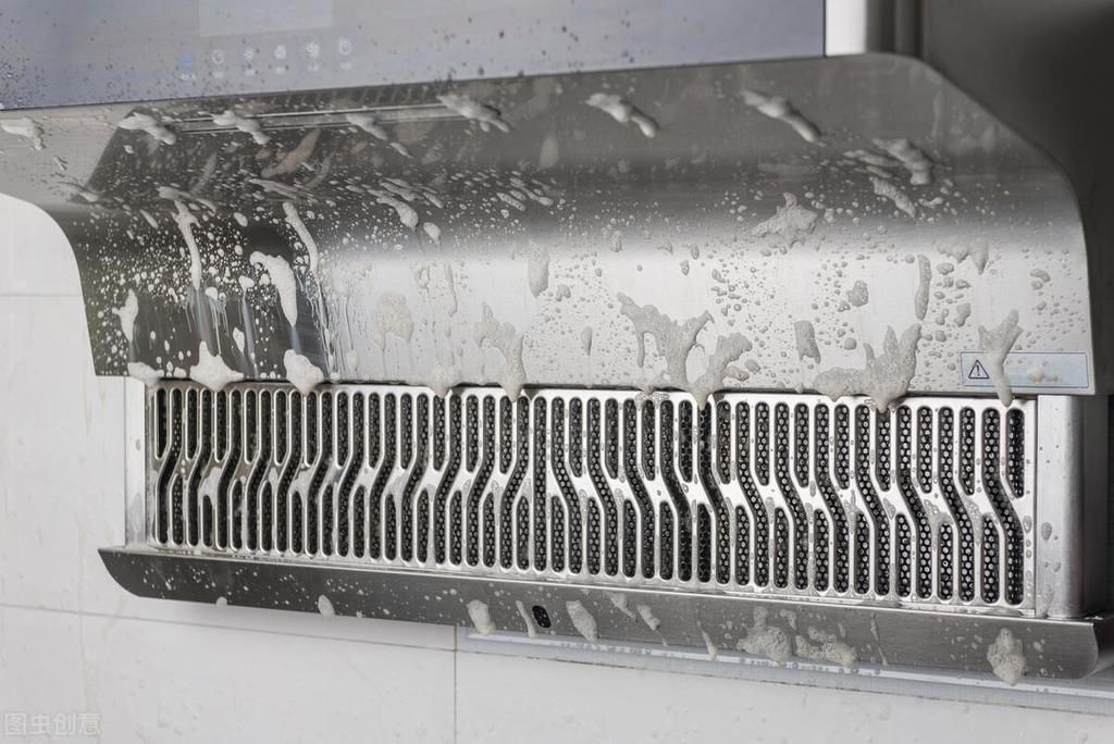 清洁剂|日子过久了才知道,自己清洗油烟机有窍门,一喷一擦就能搞定