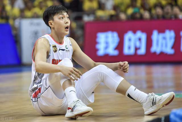 垫脚|被胡明轩垫脚受伤,郭艾伦发声回击,杜锋爱徒屡教不改