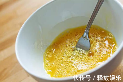 丝瓜|炒丝瓜不能直接下锅，发黑还出水，教你一招，颜色翠绿有食欲