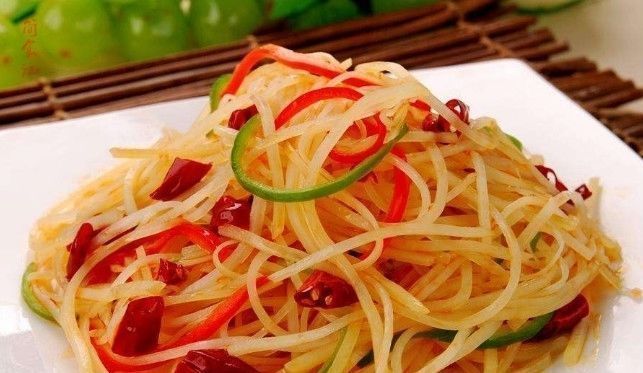 炒土豆丝,有人用白醋,有人用陈醋大厨都不对,教你正确做法