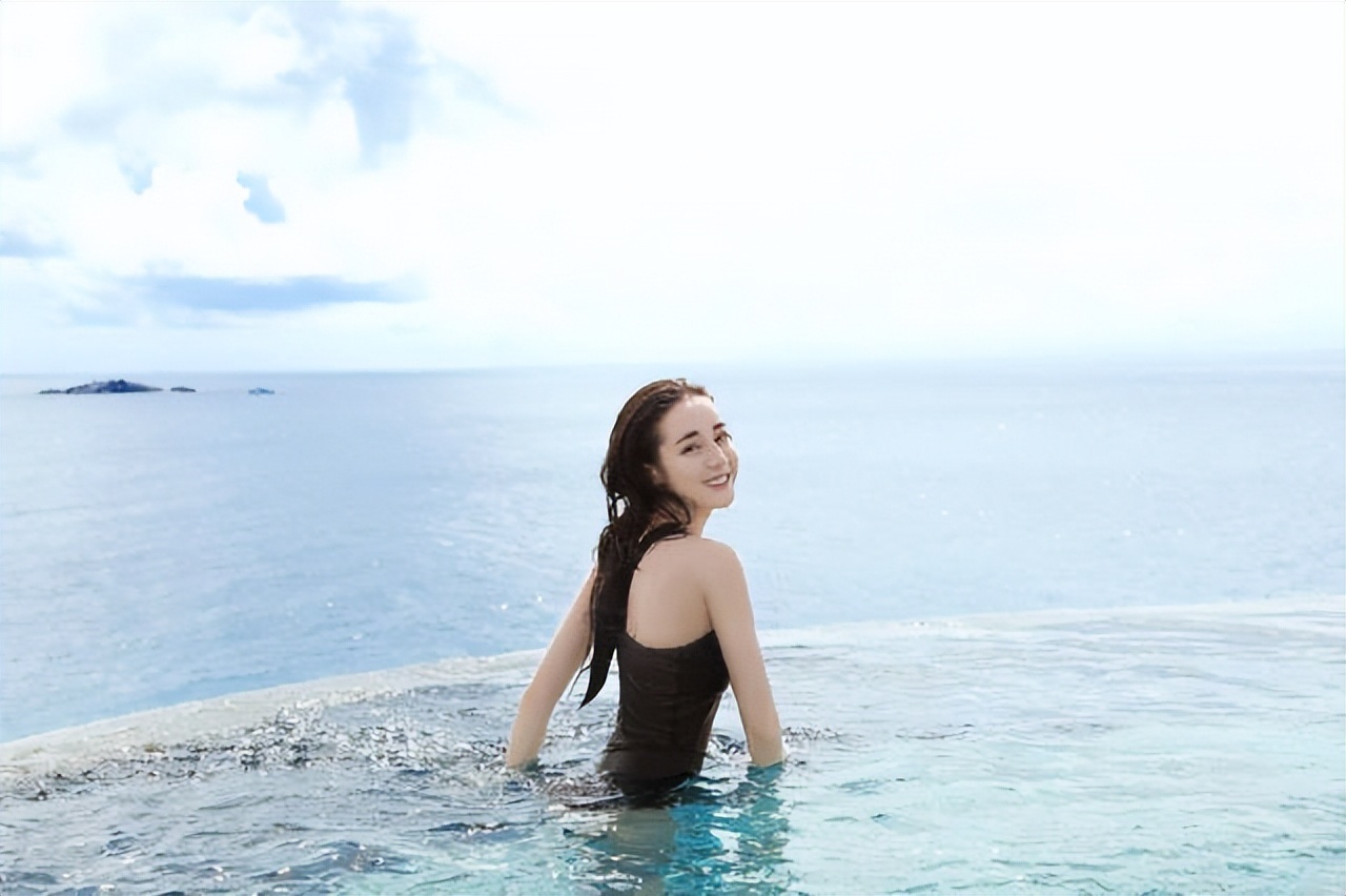 15位女明星泳装照大不同:杨幂大秀火辣身材,关晓彤格外保守_易看资讯